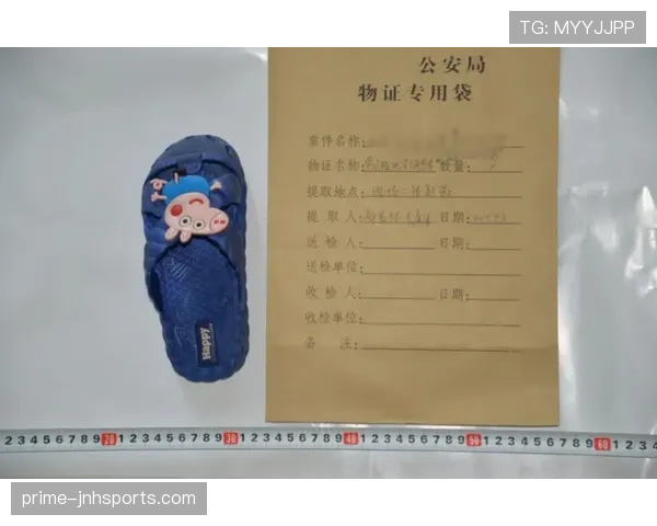 杨千霖一到机场像要拍大片，转身却戴着塑料拖鞋，这反差真让人笑抽